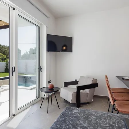 Villa Family Casa Filo Rosso With Private Pool , 200m To The Rethimno